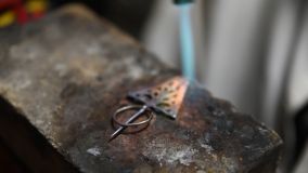 4_Fabrication_de_la_fibule__abzim__atelier_de_bijouterie_traditionnelle_Batna.jpg