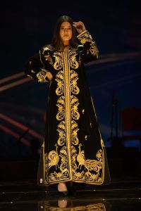 8_Caftan-brod-au--mejboud--avec-motifs-floraux-et-animaliers.jpg