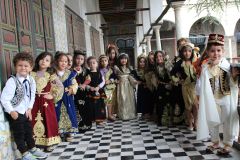 9_Dfil-de-tenues-traditionnelles-portes-par-des-enfants-aux-crmonies-du-Mouloud-comportant-Gandoura-Melehfa--quat--robe-kabyle-gilets-serouels-coiffes-et-diffrents-bijoux.jpg