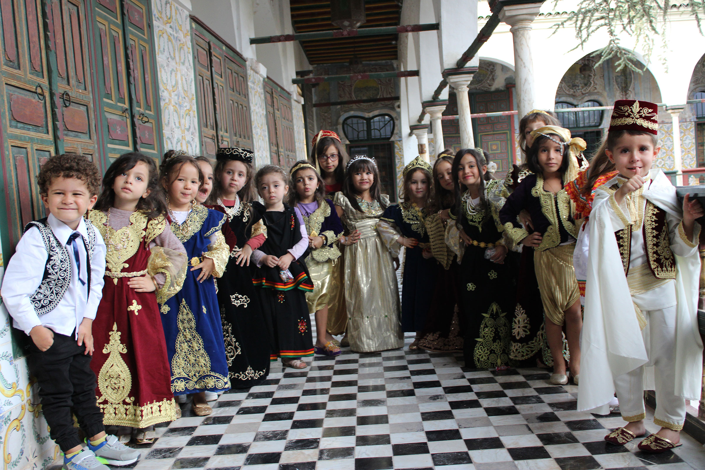 Costume féminin de cérémonies dans le Grand Est de l’Algérie : Savoirs et savoir-faire associés à la confection et à la parure de la «Gandoura» et de la «Melehfa».